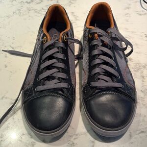 Like new!!! men’s Skechers relaxed, fit memory foam shoes